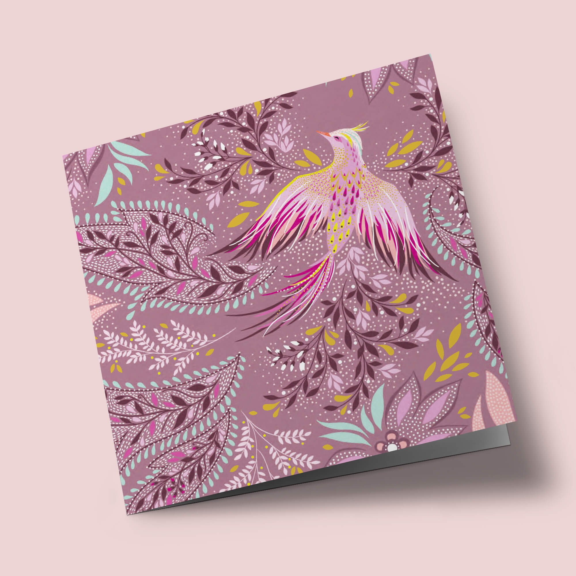 Sara Miller - Oiseau et dessin cachemire sur fond pourpre