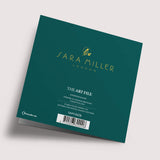 Sara Miller - Oiseau vert sur fond vert foncé