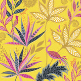 Sara Miller - Flamant rose et fleurs, sur fond jaune