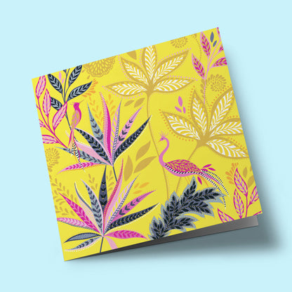 Sara Miller - Flamant rose et fleurs, sur fond jaune