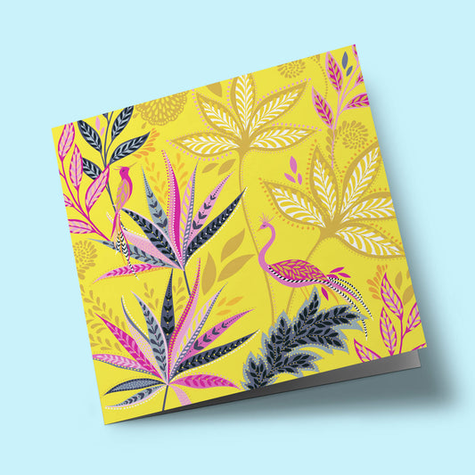 Sara Miller - Flamant rose et fleurs, sur fond jaune