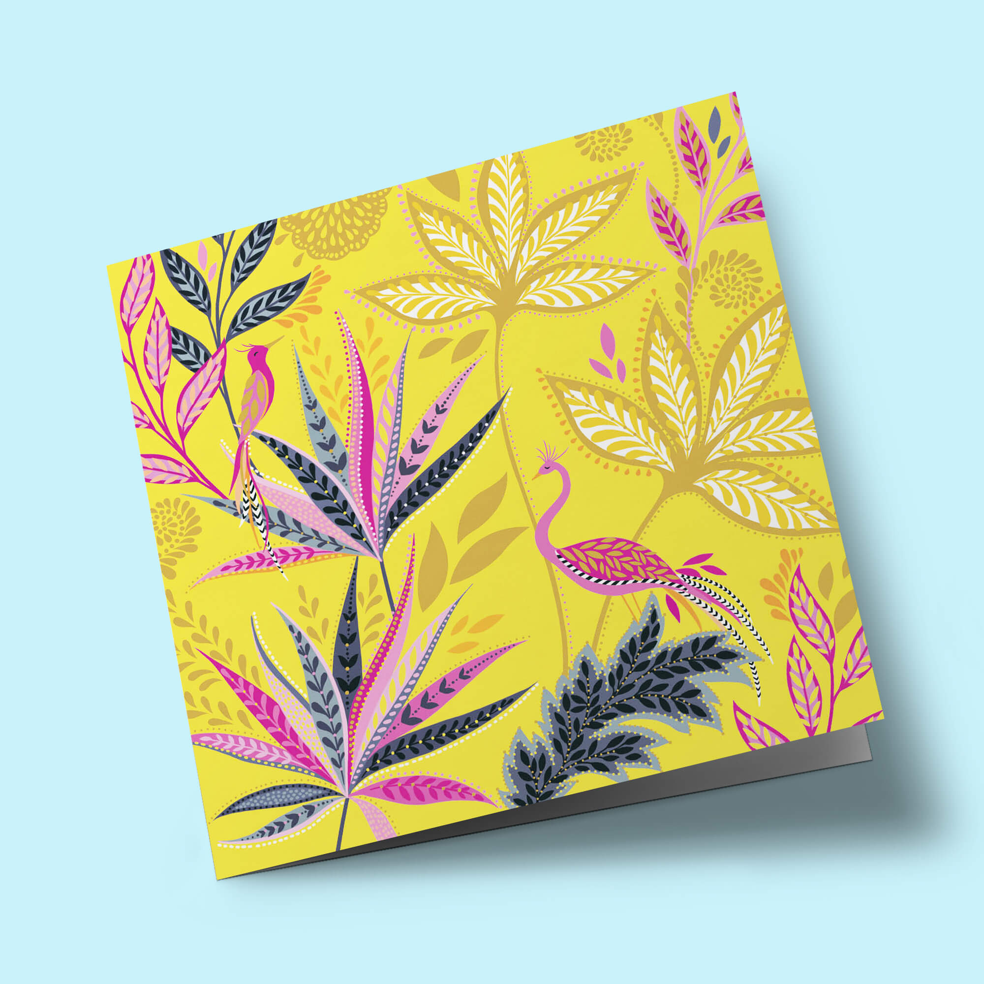 Sara Miller - Flamant rose et fleurs, sur fond jaune