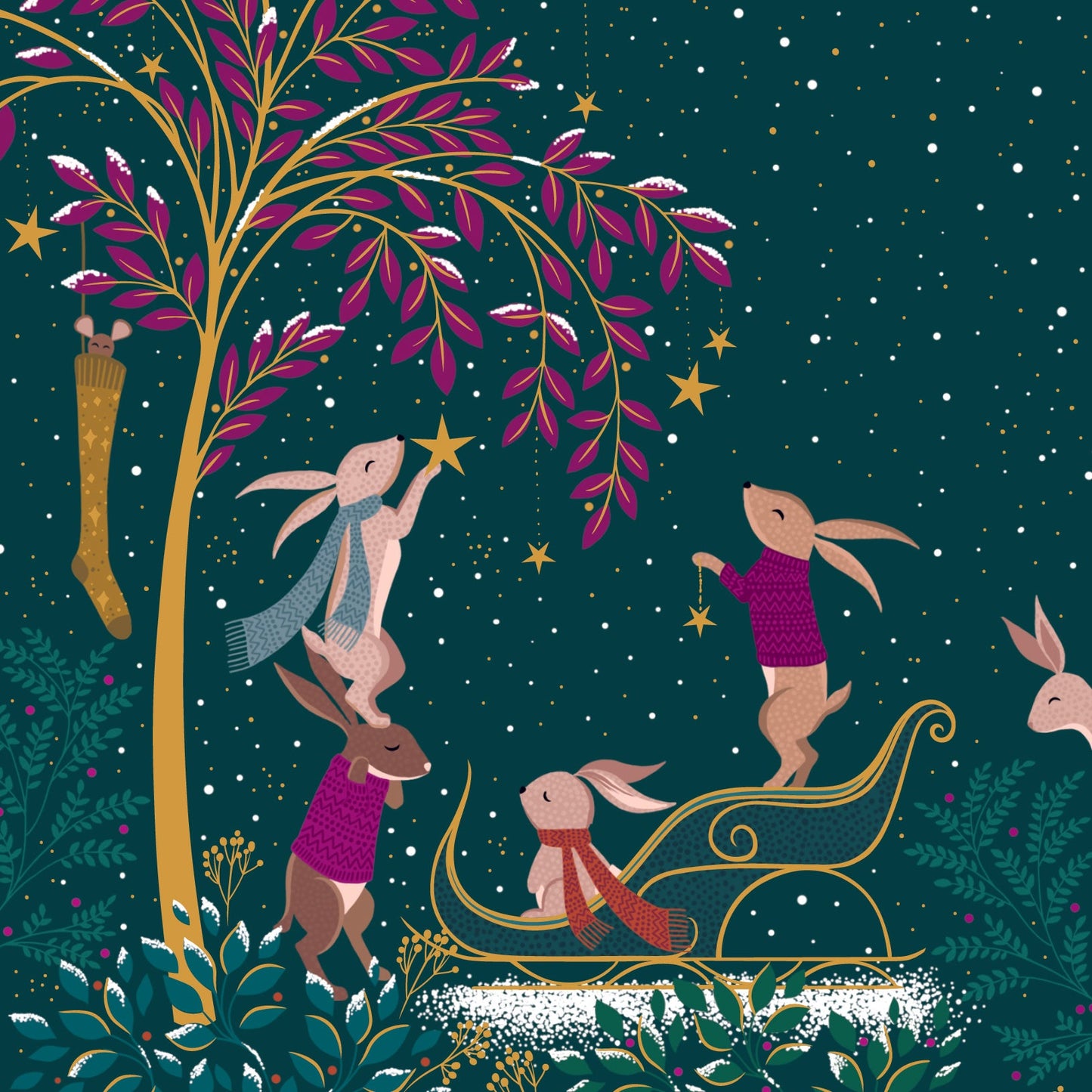 Sara Miller - Lapins décorant sapin de Noël sur fond vert foncé