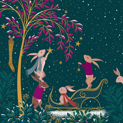 Sara Miller - Lapins décorant sapin de Noël sur fond vert foncé