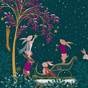 Sara Miller - Lapins décorant sapin de Noël sur fond vert foncé