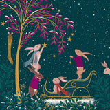 Sara Miller - Lapins décorant sapin de Noël sur fond vert foncé