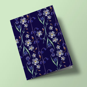 Fleurs violettes sur fond bleu foncé - carte à planter