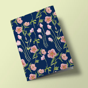 Fleurs rose avec tiges sur fond bleu foncé - carte à planter