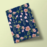 Fleurs rose avec tiges sur fond bleu foncé - carte à planter