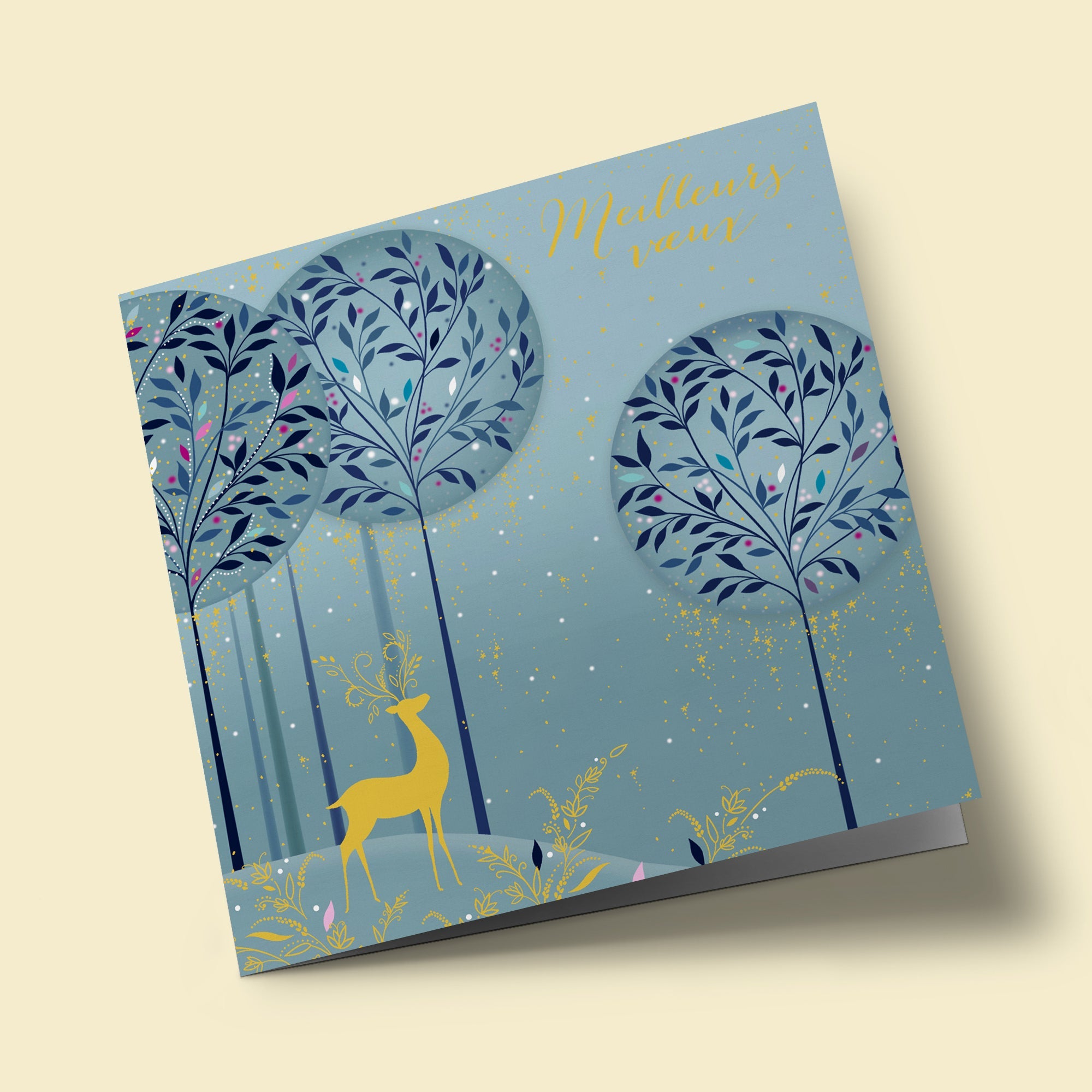 Noël Mix - Cerf et arbres, sur fond bleu clair
