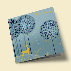 Noël Mix - Cerf et arbres, sur fond bleu clair