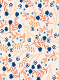 Motif automnale - fleurs bleues et tiges oranges sur fond blanc